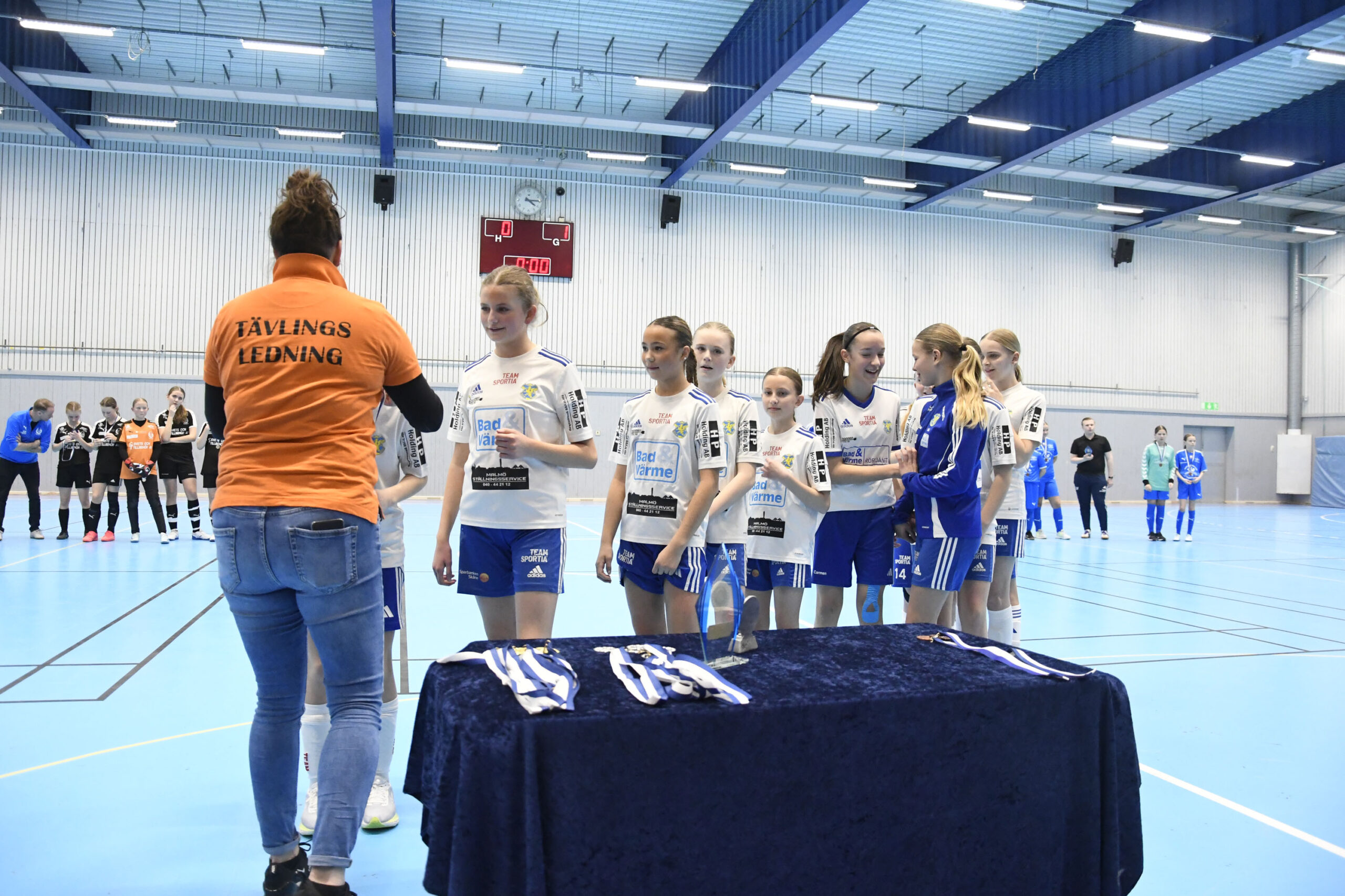 121 lag med i fotbollscup