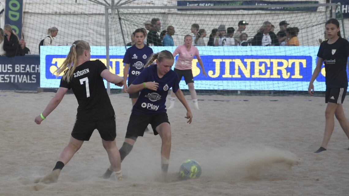 BILDEXTRA: Full fart på Åhus Beachfotboll